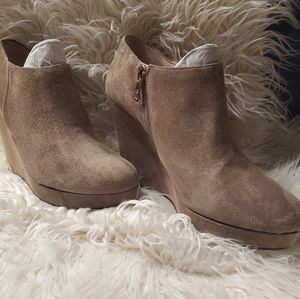 Vince Camuto 8.5 Sweud tan Booties